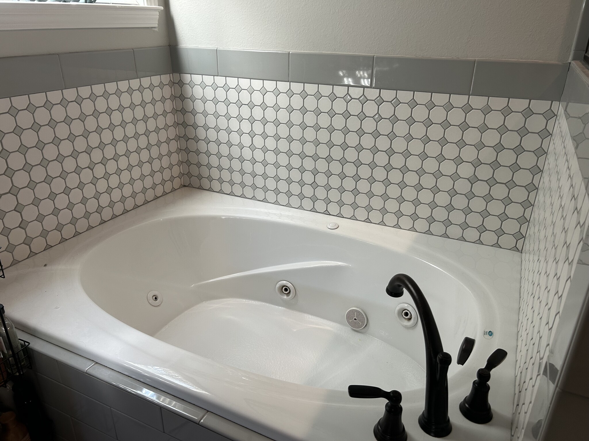 Master Jetted Tub - 964 Ware Rd