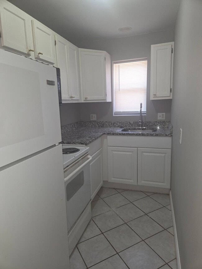 Building Photo - Single Family House with finished basement, garage, and backyard!