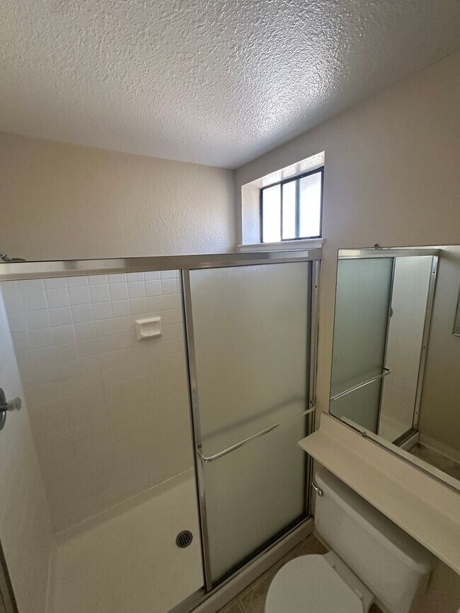 Building Photo - Beautiful & Large 2bd/ 2ba Condo