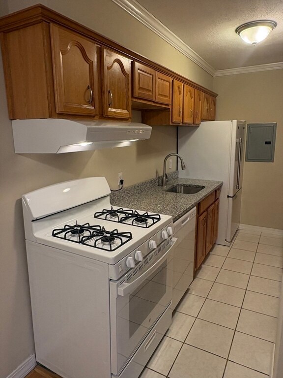 Building Photo - 10 Longwood Dr