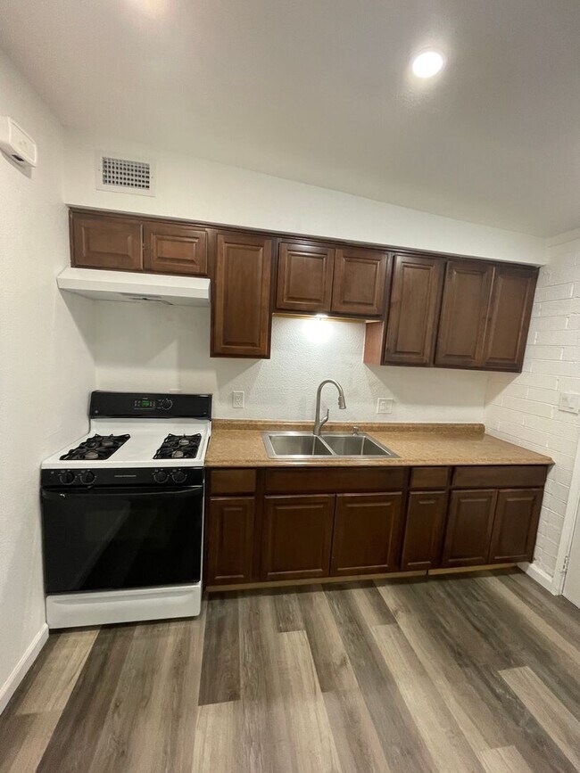 Building Photo - COMING SOON! 2 Bedroom, 1 Bath Apartment i...