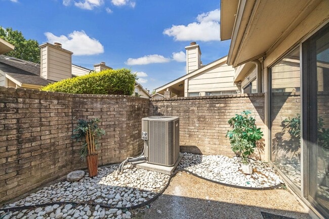 Building Photo - 13020 Leader St