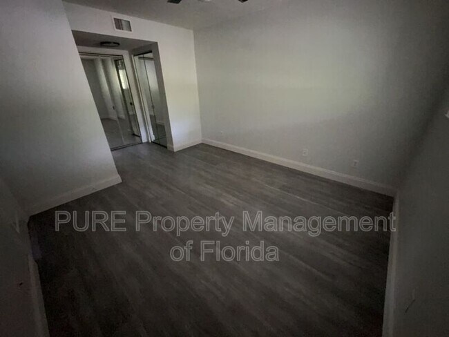 Building Photo - 454 Fairways Cir