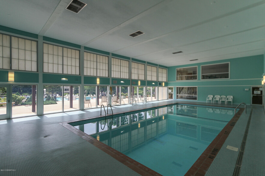 Indoor pool - 1923 Viking Dr NW