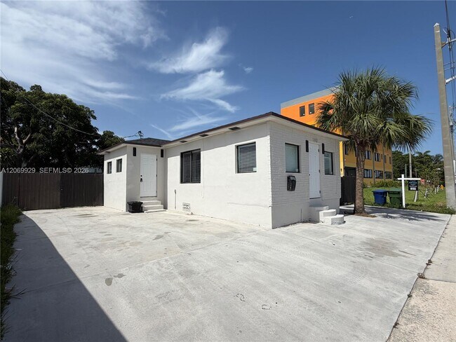 Building Photo - 107 W Pembroke Rd