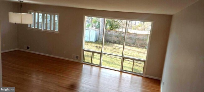 Building Photo - 9820 Inglemere Dr