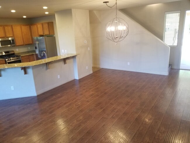 Building Photo - Beautiful, Pet Friendly, Multi-level, 2110 sqft, Luxury Townhouse w/A/C! 3 Bed, 2.5 Bath, + Loft ...