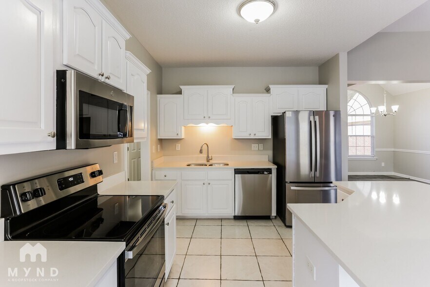 Building Photo - 540 Classic Dr N