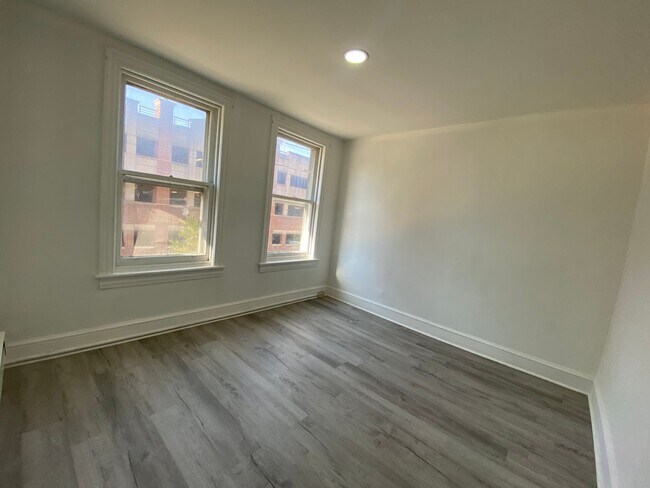 Building Photo - 725 Washington St