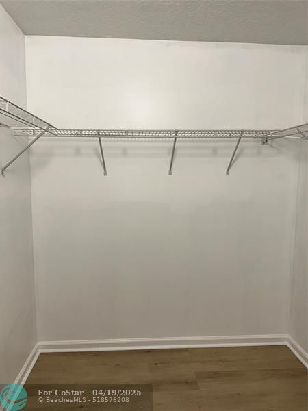 Building Photo - 529 E Sheridan St