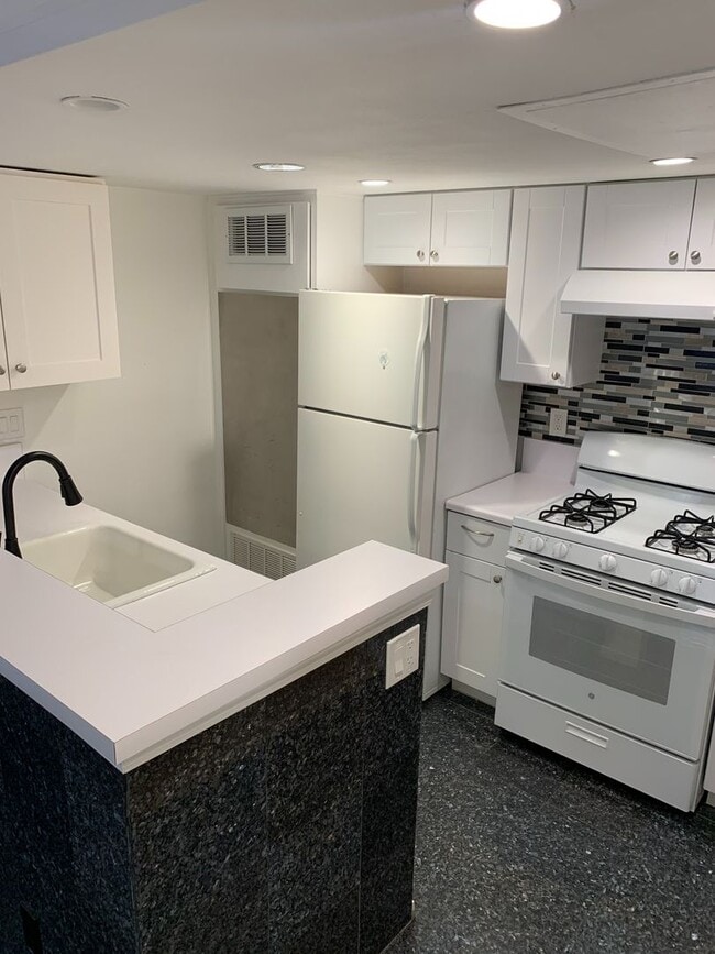 Building Photo - 1st floor 2+2 w/oversized patio, water + t...
