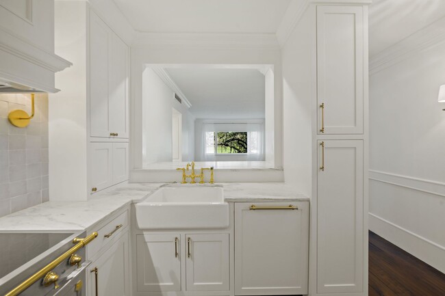 Building Photo - Beautiful, one-of-a-kind Park Avenue COndo