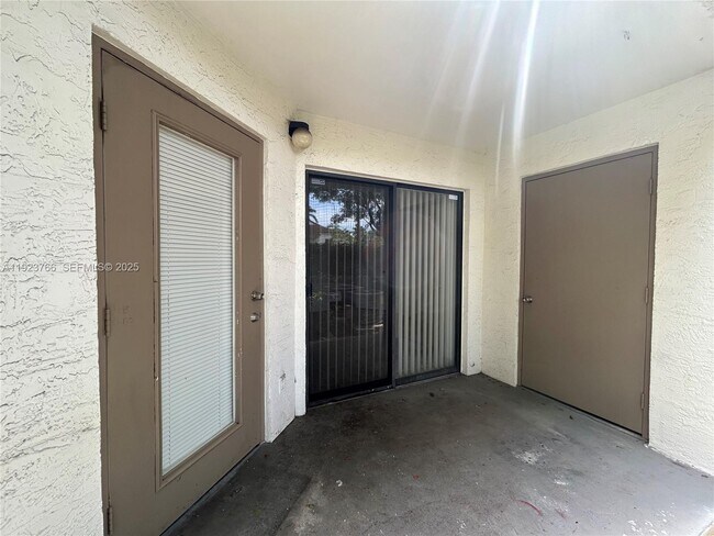 Building Photo - 620 S Park Rd