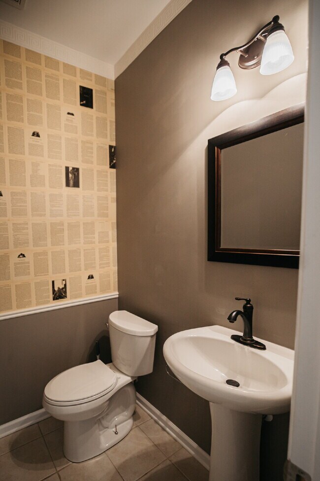 Building Photo - 4 Bed/2.5 Bath/Primary downstairs