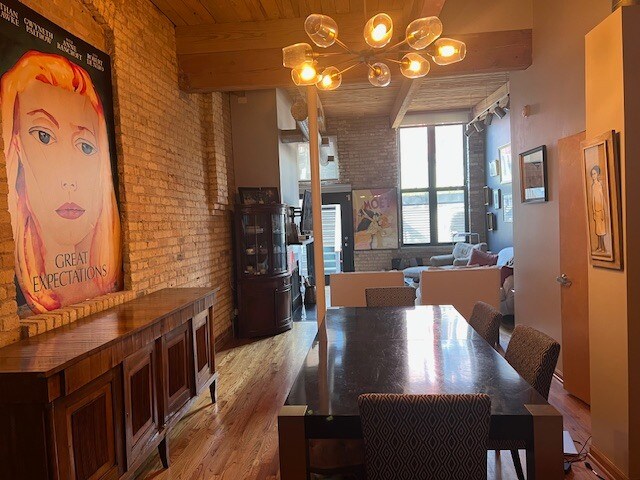 Building Photo - 1140 W Cornelia Ave