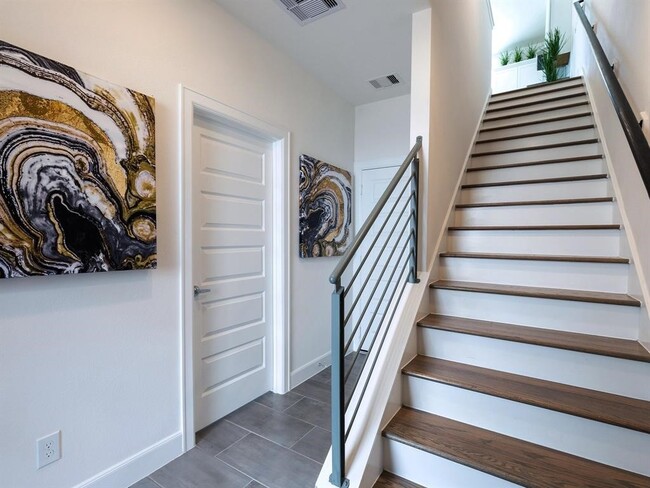 Building Photo - 310 Jensen Dr