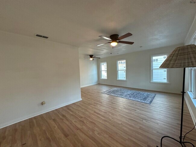 Building Photo - 3213 Hollywood Ave