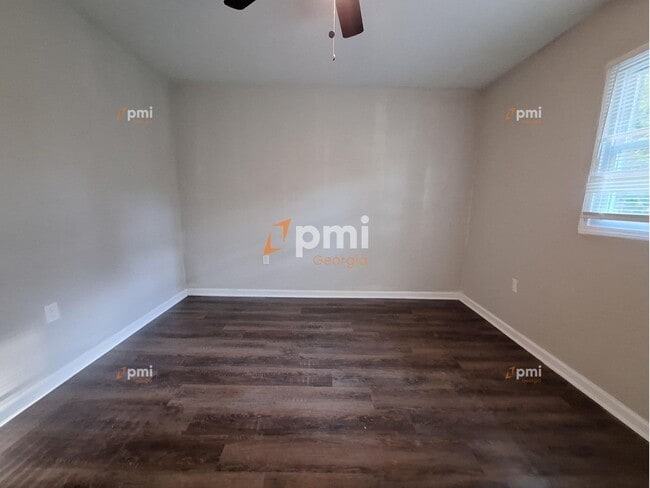 Building Photo - 217 Greenbriar Dr
