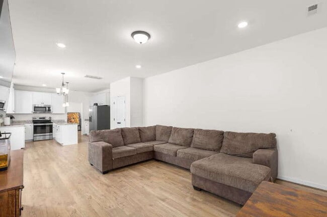 Building Photo - Charming 4-Bed Oasis with 2.5 Baths on Wil...