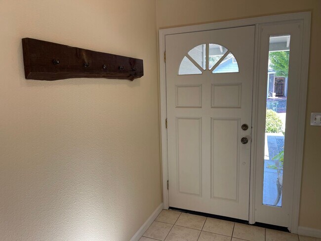 Building Photo - 143 Goldenwest Ct