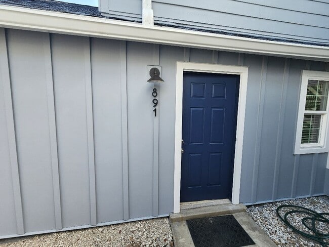 Building Photo - Remodeled beach condo steps away from the beach!!!