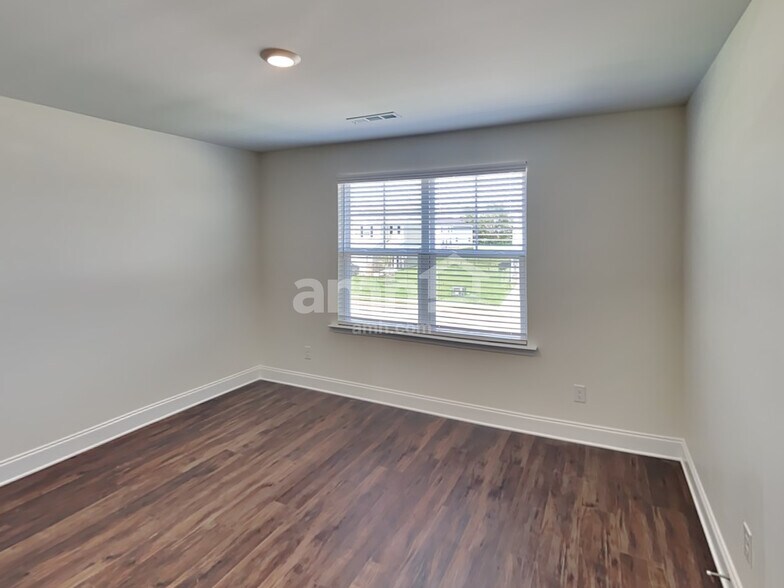 Building Photo - 5211 Valor Dr