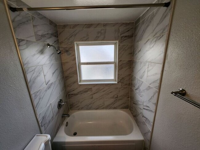 Building Photo - 2-Bed, 1-Bath Home for Lease!