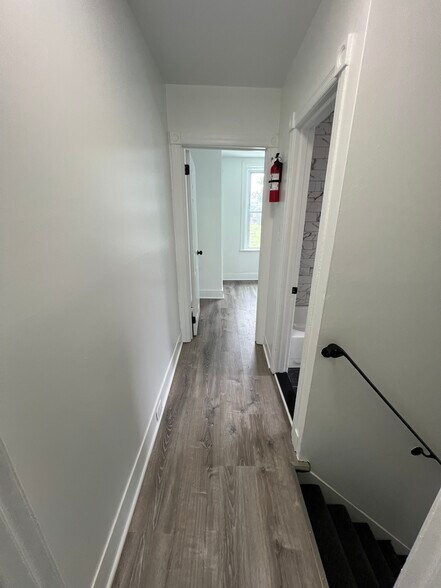 Building Photo - 305 E 20th St