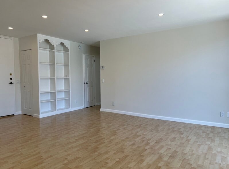 Building Photo - 100 S Doheny Dr