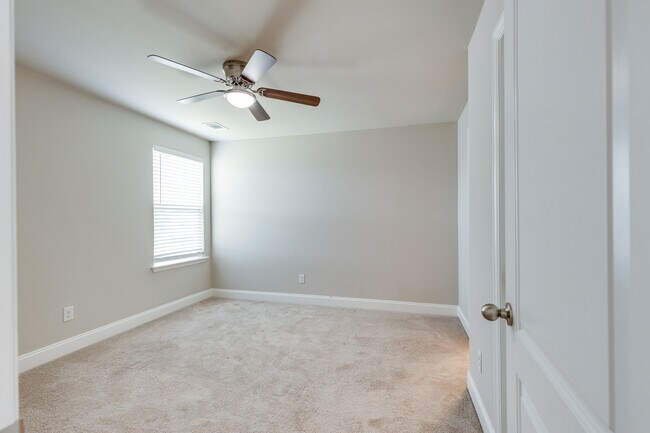 Building Photo - 1061 Daniel Ln
