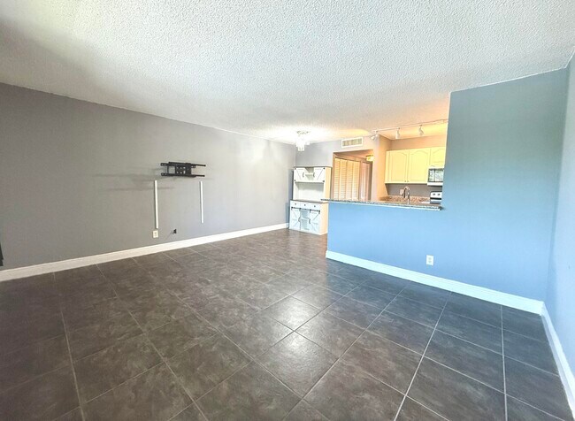 Building Photo - 1625 Meadows Cir