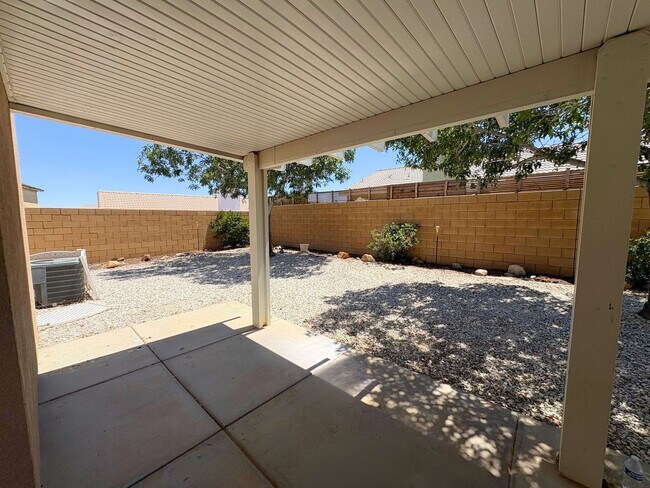 Building Photo - Spacious Home