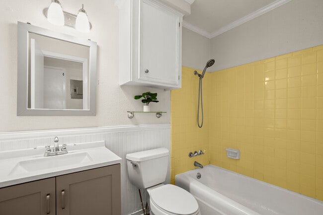 Building Photo - 6501 E Hill Dr