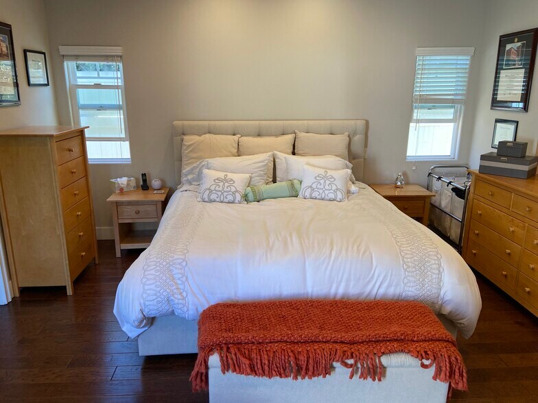 Building Photo - 4470 Stansbury Ave