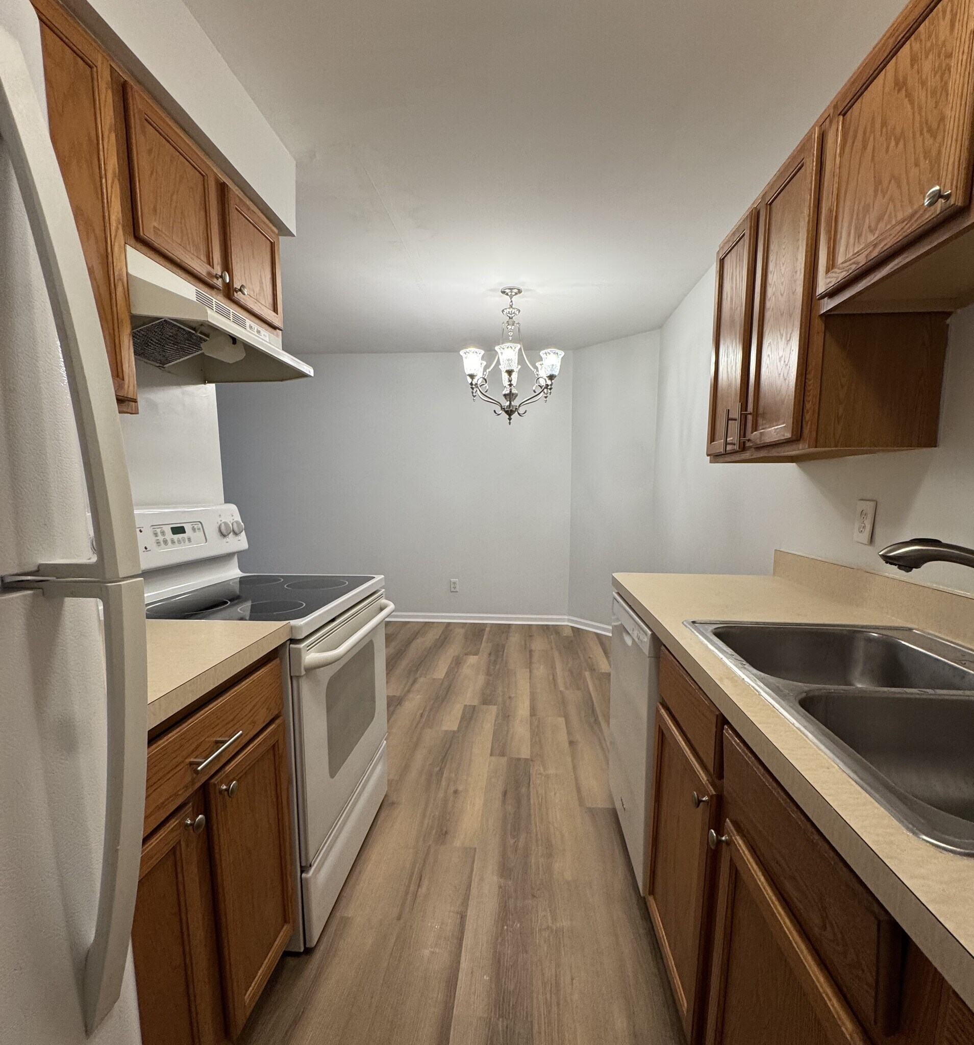Building Photo - 28187 Raleigh Crescent Dr