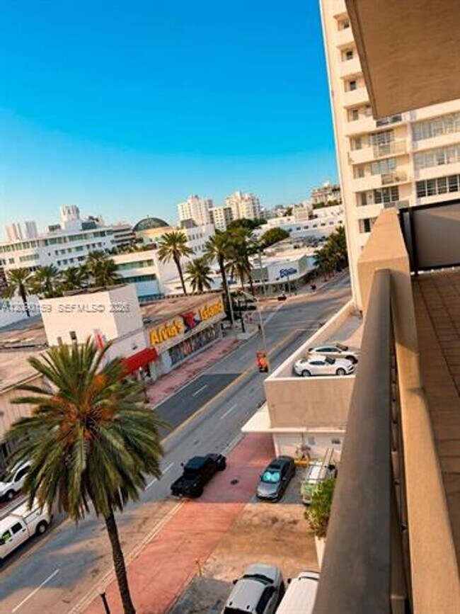 Building Photo - 1621 Collins Ave
