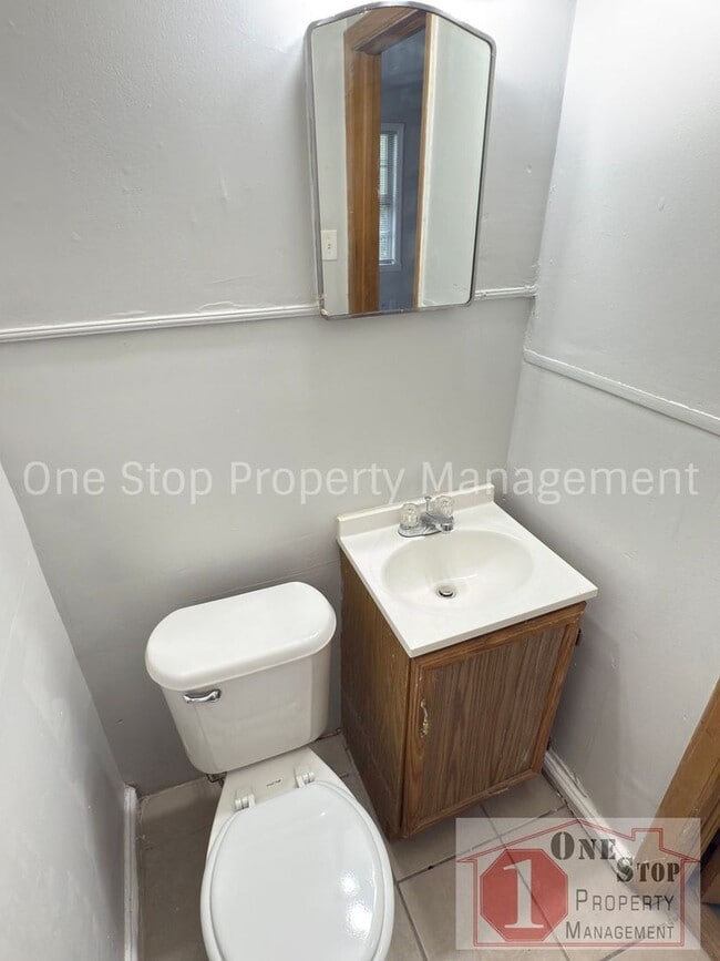 Building Photo - Beautiful 2 Bedroom 1.5 Bathroom in Kansas...