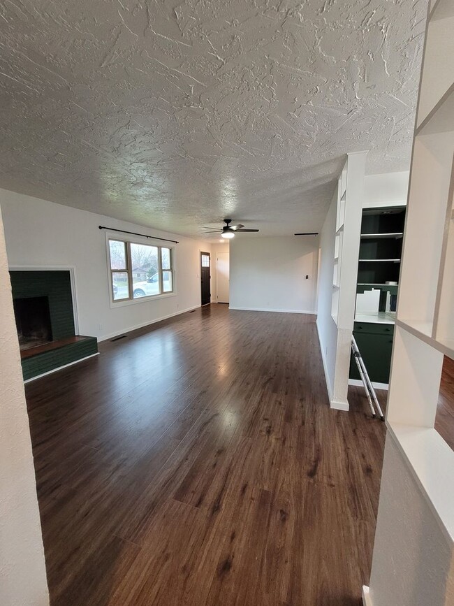 Building Photo - Fully Remodeled 2-Bedroom, 1.5-Bathroom Re...