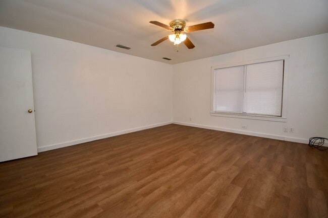 Building Photo - 3 Bed 1 Bath Home!