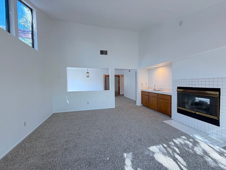 Building Photo - 1548 Vallecito