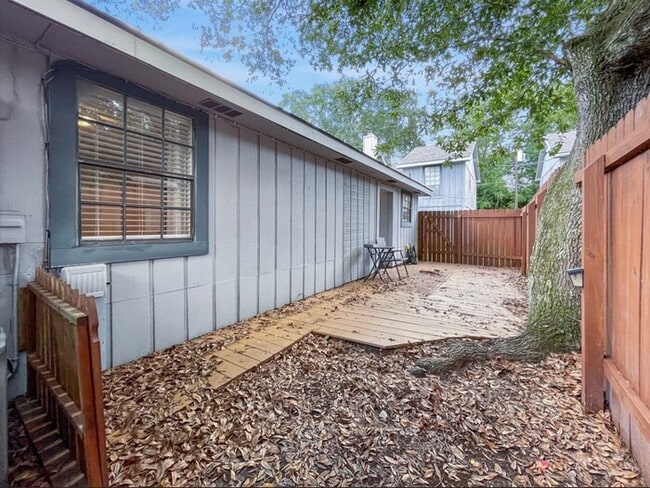 Building Photo - Spacious home featuring multiple bedrooms ...