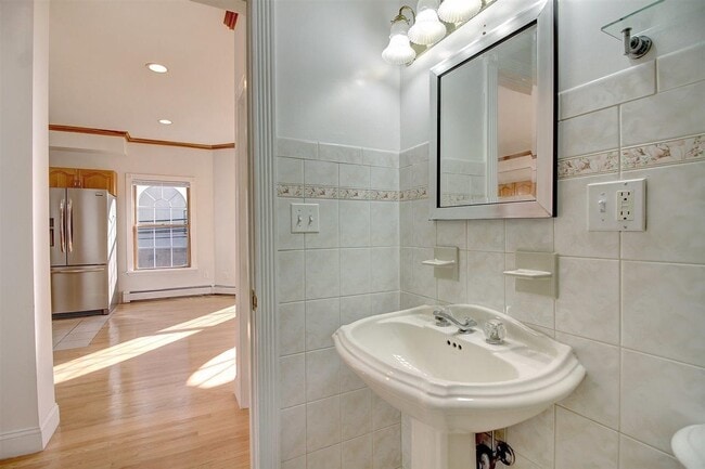 Building Photo - 600 Grand St