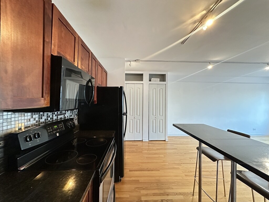 Building Photo - 4180 N Marine Dr