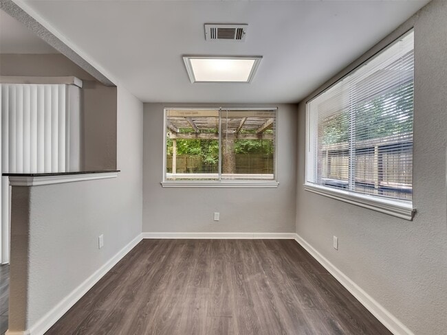 Building Photo - 2030 Lone Rock Dr