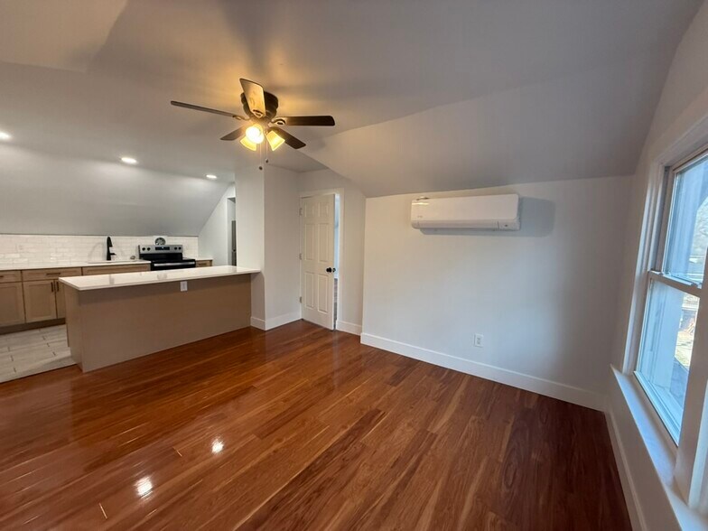 Building Photo - 1367 Burdette Ave