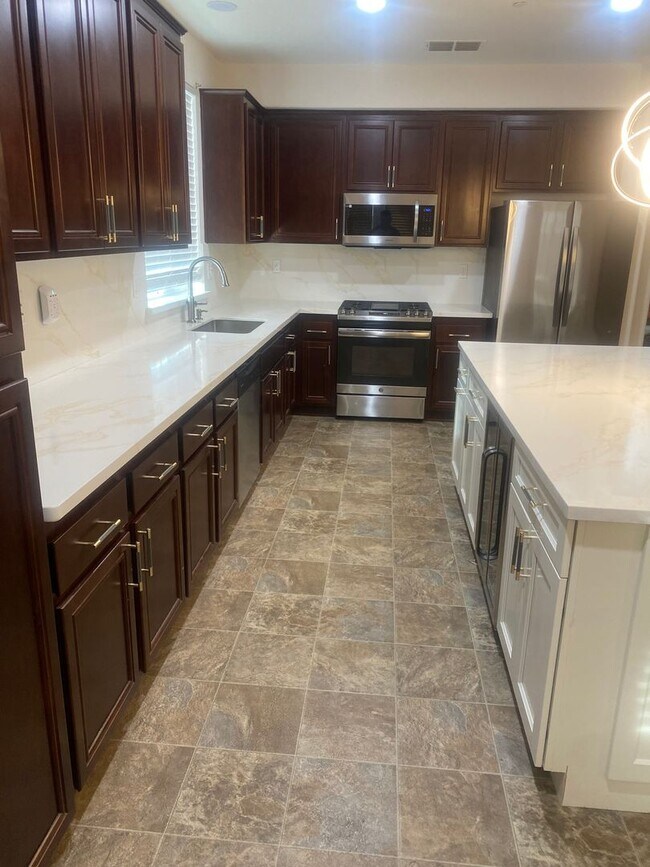 Building Photo - Elegant 5-Bedroom, 3.5-Bathroom Home – Mov...