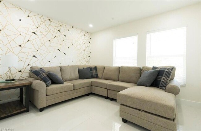 Building Photo - 261 Richmond Ave S