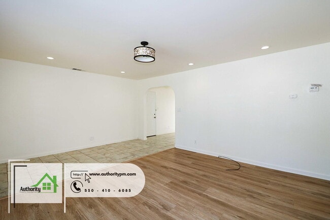 Building Photo - 2061 Jewell Ln
