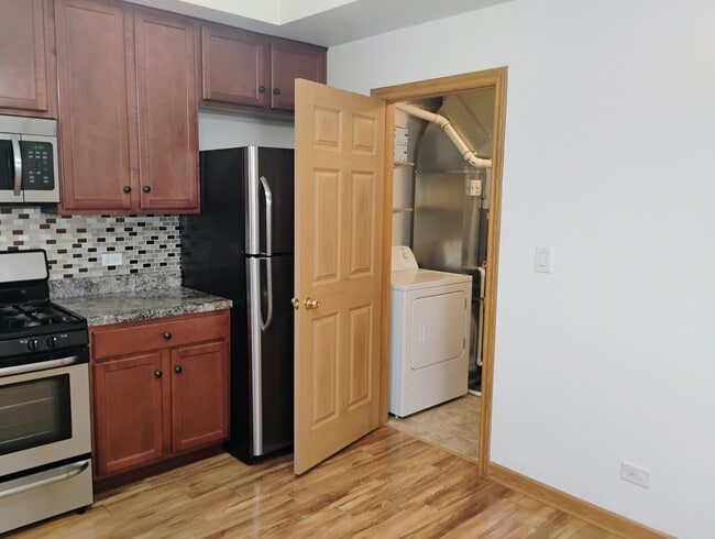 Building Photo - 397 Alles St