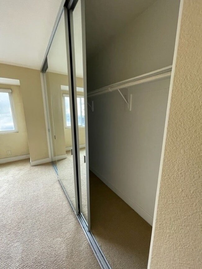 Building Photo - 2 bedroom, 2 bath top floor condo in La Jolla
